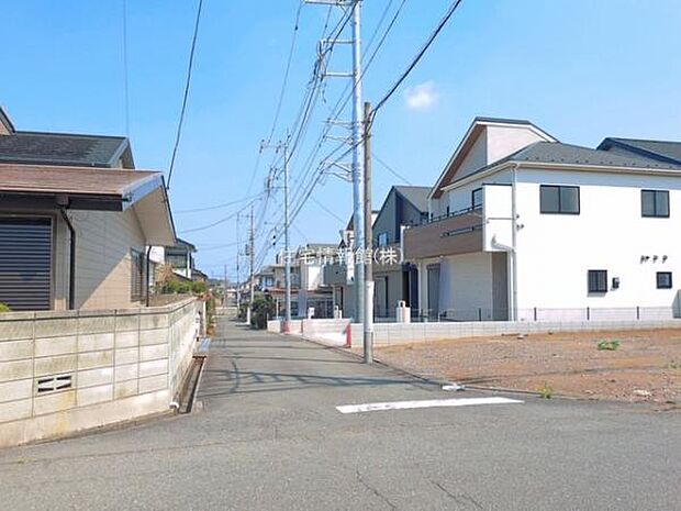 前面道路を含めた現地写真です。