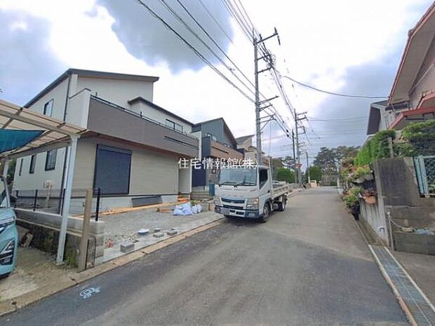 前面道路を含めた現地写真です。