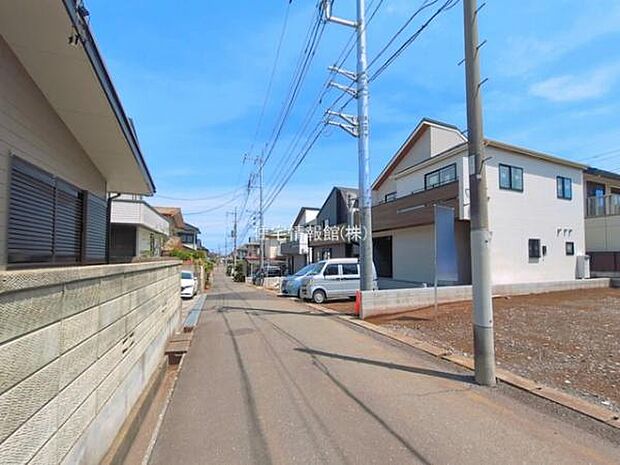 前面道路を含めた現地写真です。