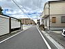 外観：前面道路を含めた現地写真です。