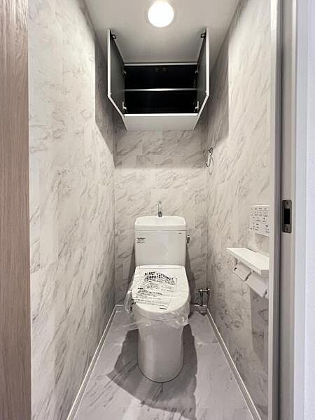 シャワー洗浄機能付のトイレは、清潔感が印象的な空間ですね。