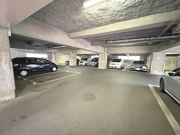 駐車場ももちろん完備しておりますのでお車所有の方にも心強いです。