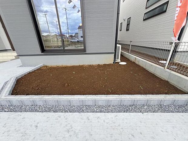 お庭があり開放感たっぷりです。季節のお花を楽しんだり、家庭菜園もお楽しみいただきます。