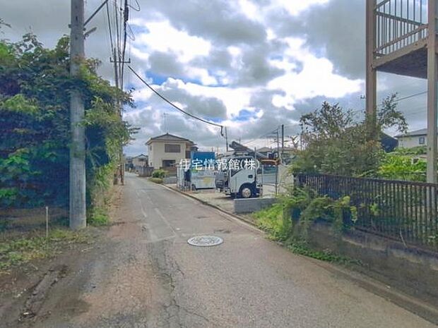 前面道路を含めた現地写真です。