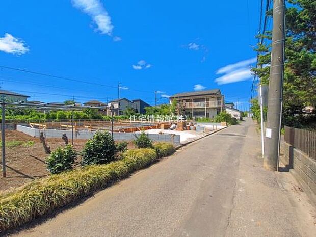 前面道路を含めた現地写真です。