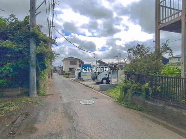 前面道路を含めた現地写真です。