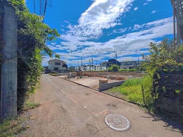 前面道路を含めた現地写真です。