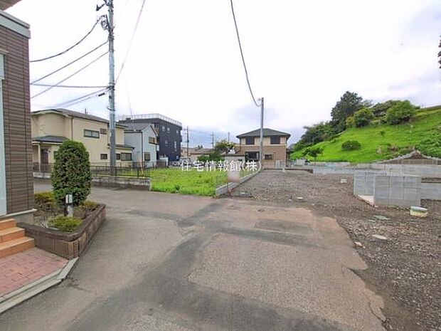 前面道路を含めた現地写真です。
