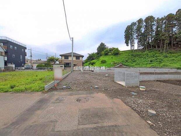前面道路を含めた現地写真です。