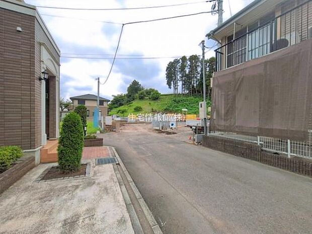 前面道路を含めた現地写真です。