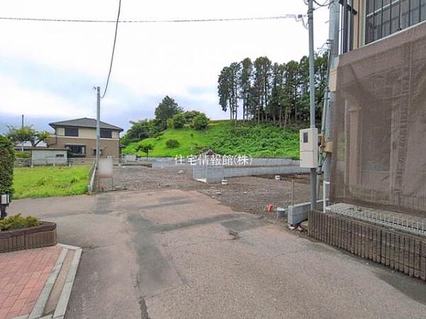 前面道路を含めた現地写真です。