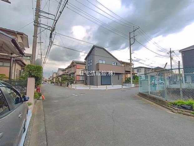 前面道路を含めた現地写真です。