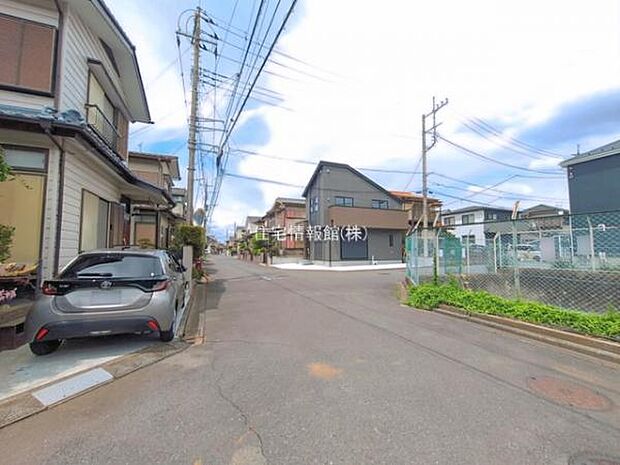 前面道路を含めた現地写真です。