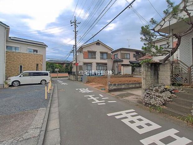 前面道路を含めた現地写真です。