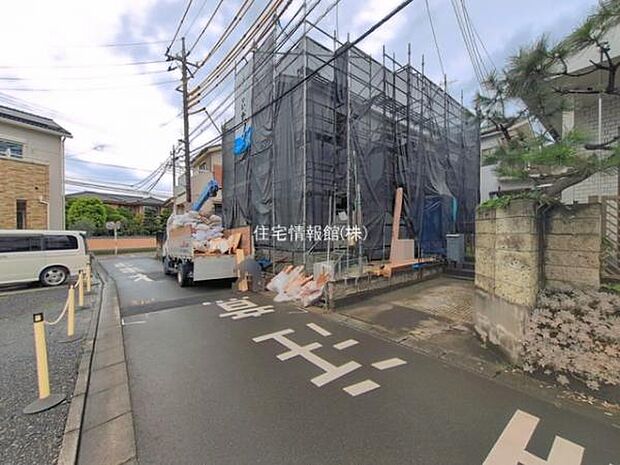 前面道路を含めた現地写真です。