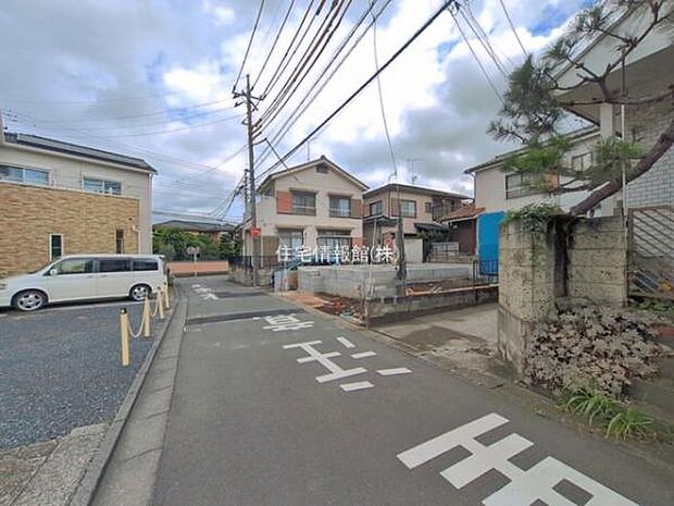 前面道路を含めた現地写真です。