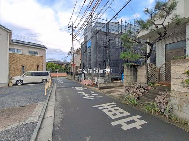 前面道路を含めた現地写真です。
