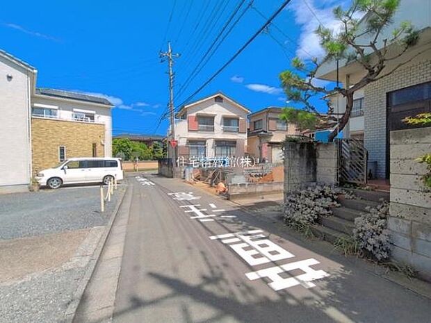 前面道路を含めた現地写真です。