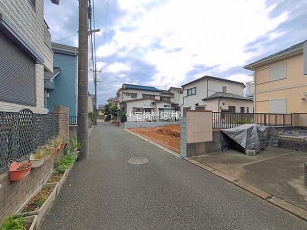 前面道路を含めた現地写真です。
