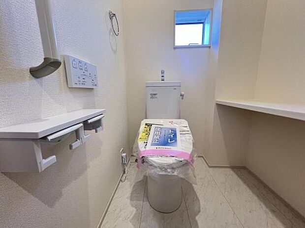 シャワー洗浄機能付のトイレは、清潔感が印象的な空間ですね。