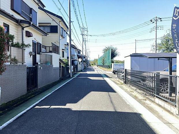 前面道路を含めた現地写真です。