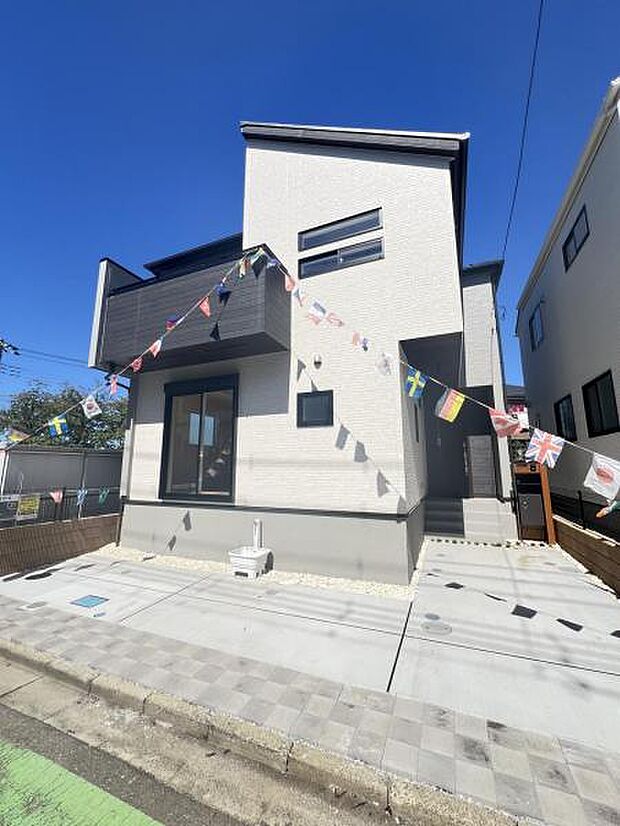 駐車場です。前面道路との高低差も少なく、スムーズに出入りできます。