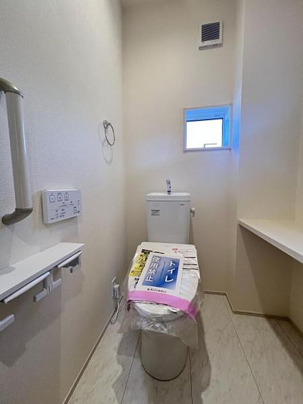シャワー洗浄機能付のトイレは、清潔感が印象的な空間ですね。