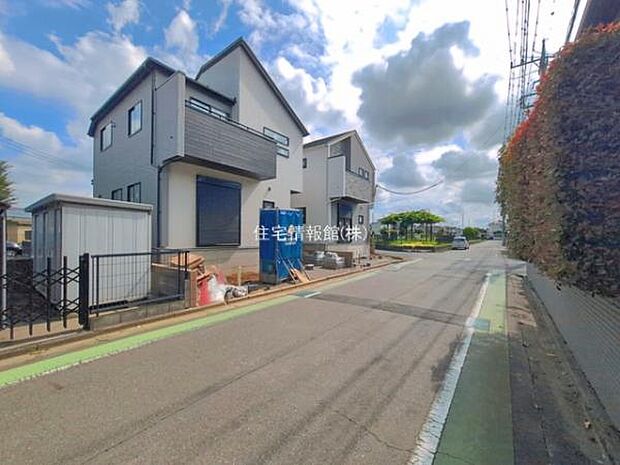 前面道路を含めた現地写真です。