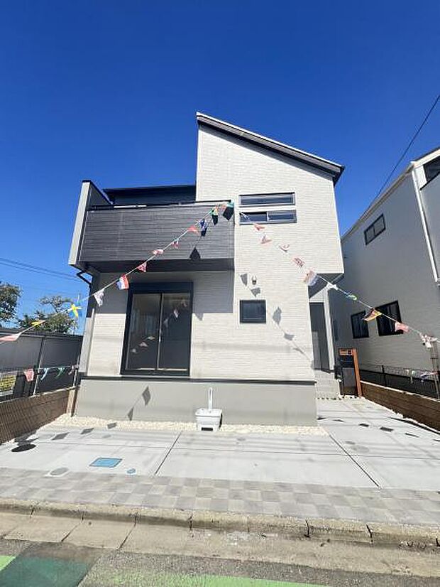 駐車場です。前面道路との高低差も少なく、スムーズに出入りできます。
