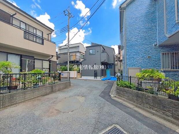 前面道路を含めた現地写真です。