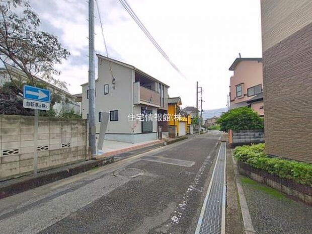 前面道路を含めた現地写真です。