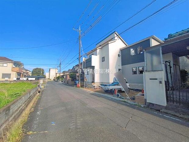 前面道路を含めた現地写真です。