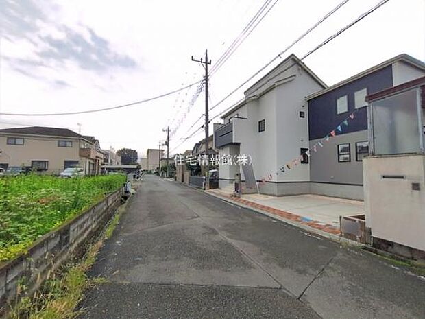 前面道路を含めた現地写真です。