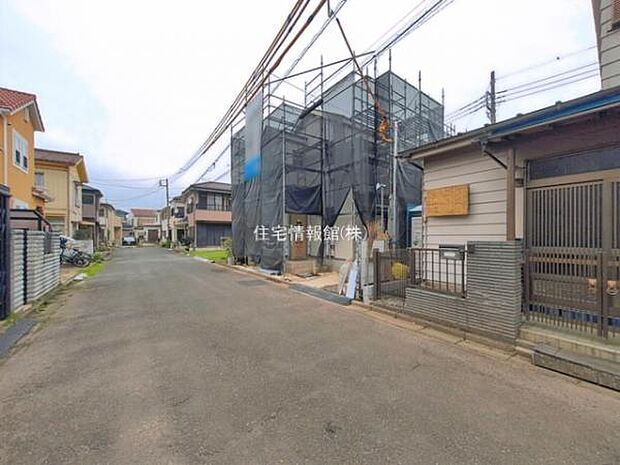 前面道路を含めた現地写真です。