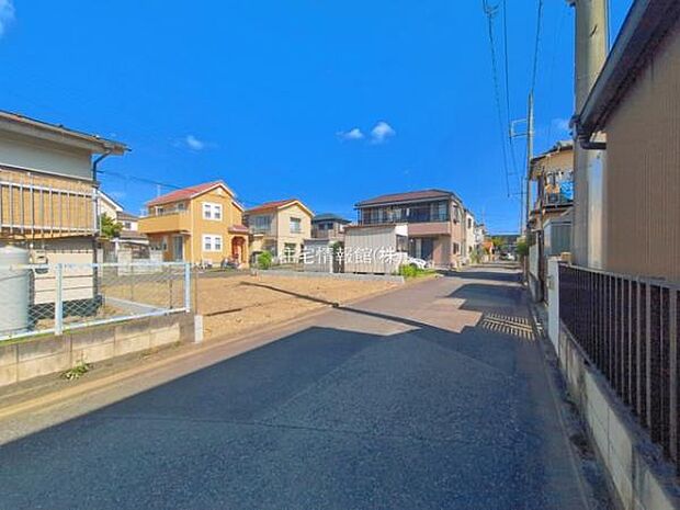 前面道路を含めた現地写真です。