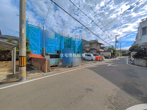 前面道路を含めた現地写真です。