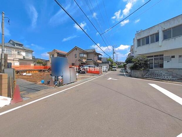 前面道路を含めた現地写真です。