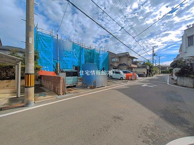 前面道路を含めた現地写真です。