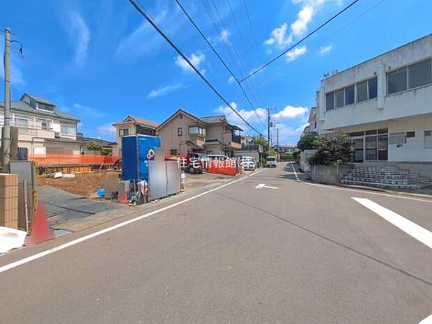 前面道路を含めた現地写真です。