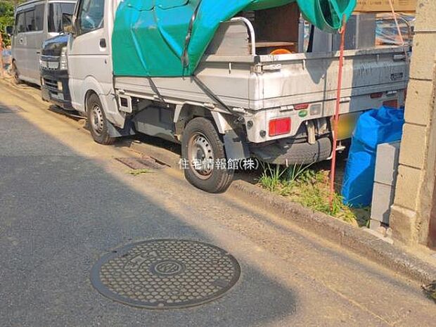 前面道路を含めた現地写真です。