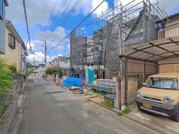 前面道路を含めた現地写真です。