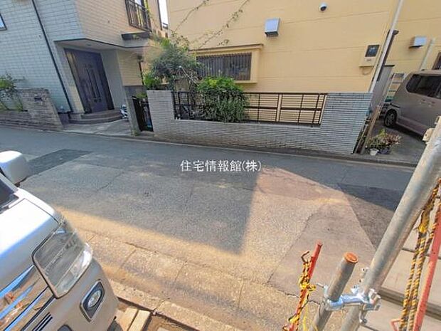前面道路を含めた現地写真です。