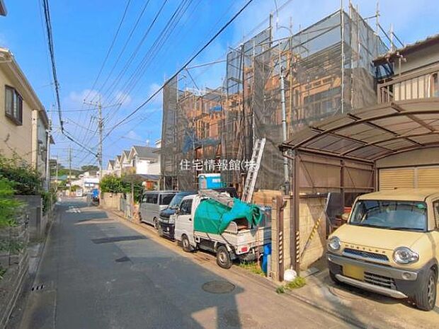 前面道路を含めた現地写真です。