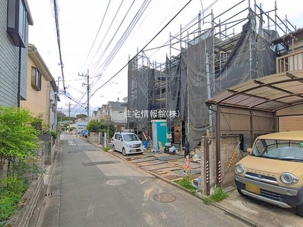 前面道路を含めた現地写真です。