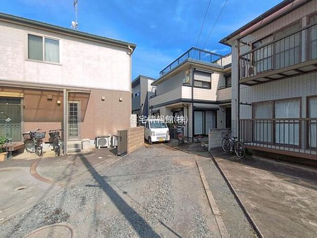 前面道路を含めた現地写真です。