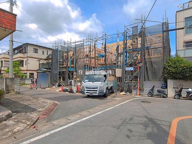 前面道路を含めた現地写真です。