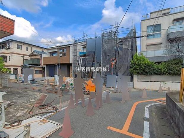 前面道路を含めた現地写真です。