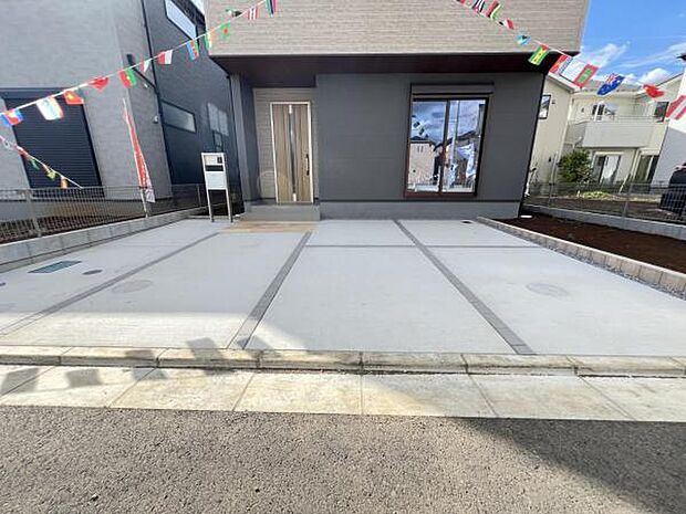 駐車場です。前面道路との高低差も少なく、スムーズに出入りできます。