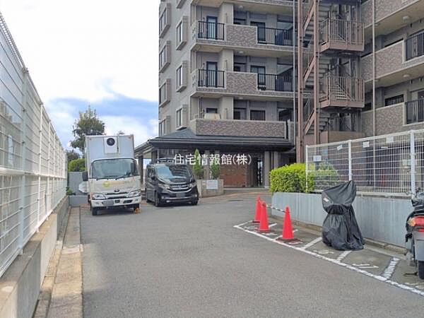 ゆったりとした印象のエントランスです。