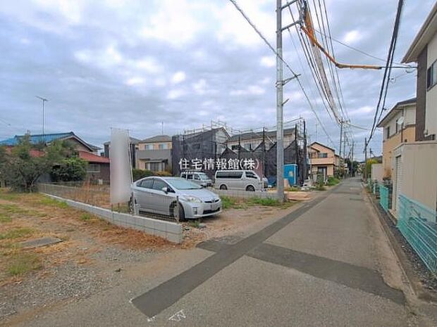 前面道路を含めた現地写真です。